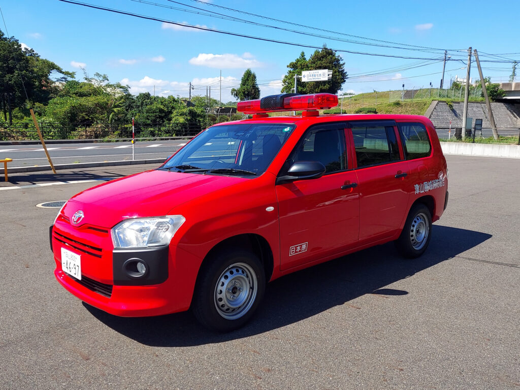 防災広報連絡車　斜め前方から見た写真