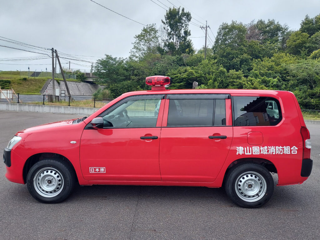 防災広報連絡車　左横から見た写真